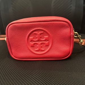 Very Good Condition Tory Burch Crossbody Bag. (RED)